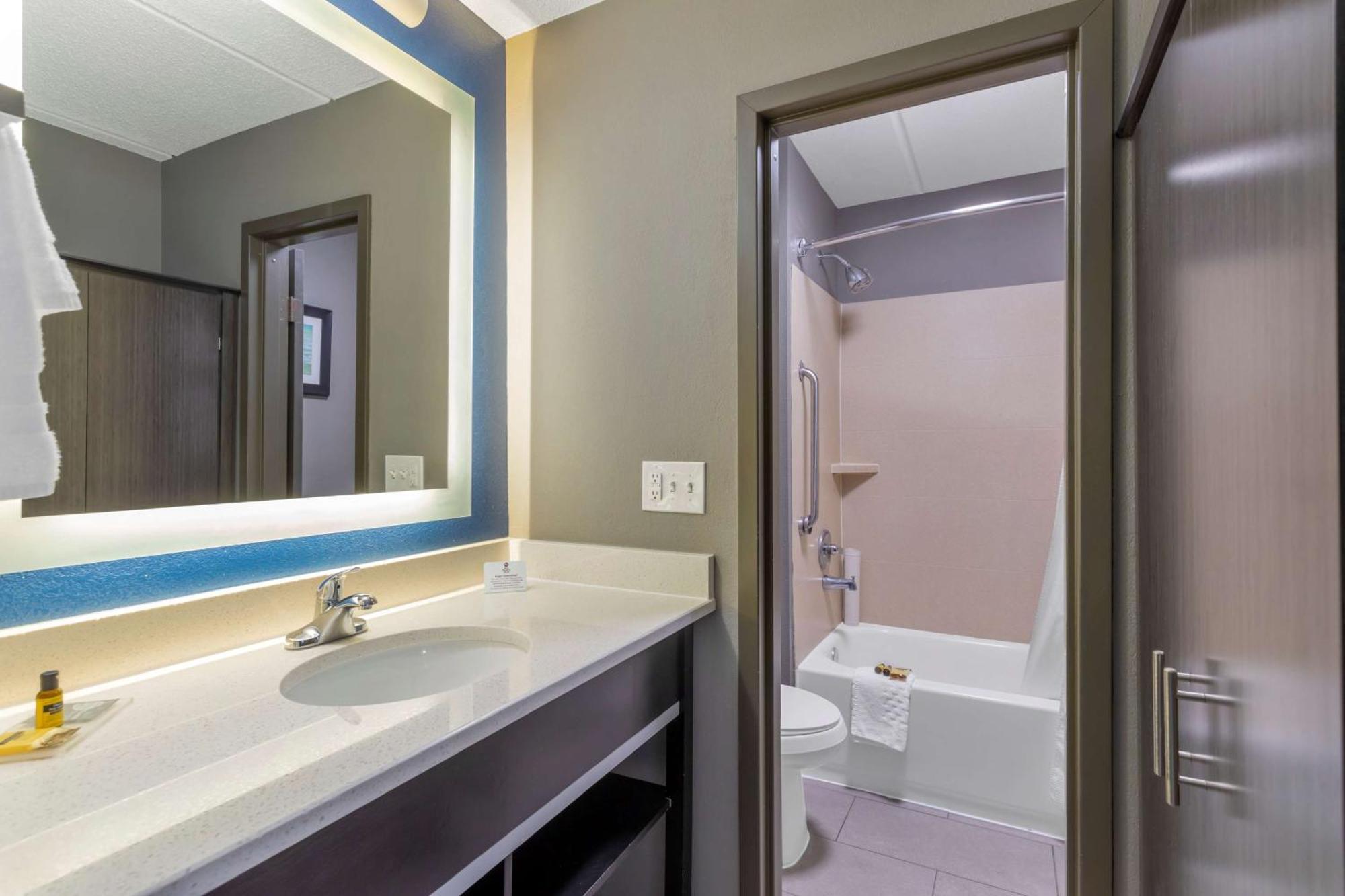 Queen Room Two Queen Beds Pet Friendly or First Floor or Non-Smoking or Exterior Entrance,1264404391:JPEG